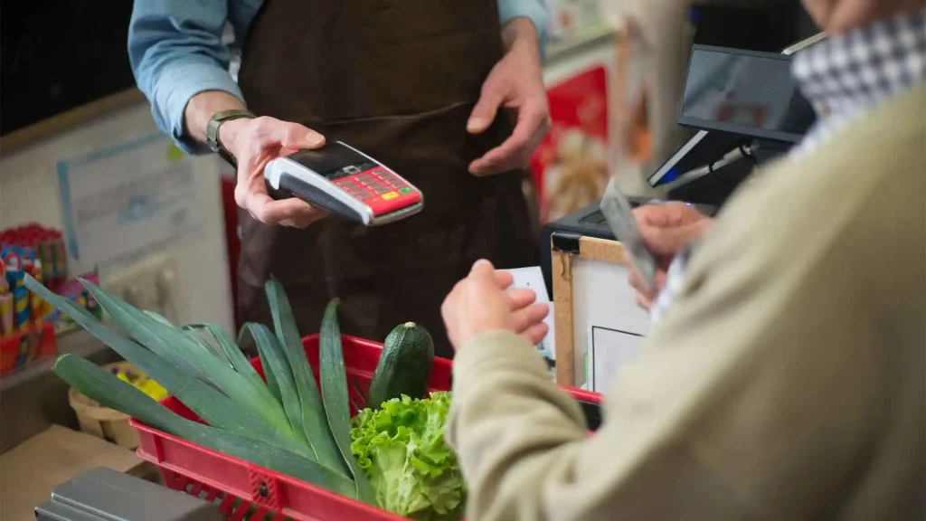 Paiement des courses chez les commerçants après la mise en place des tickets restaurant