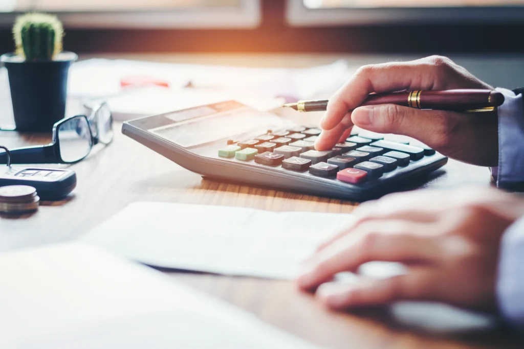 Gestionnaire RH calculant les tickets restaurant sur Excel