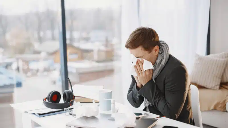 Salarié malade au travail - Prostooleh - Freepik