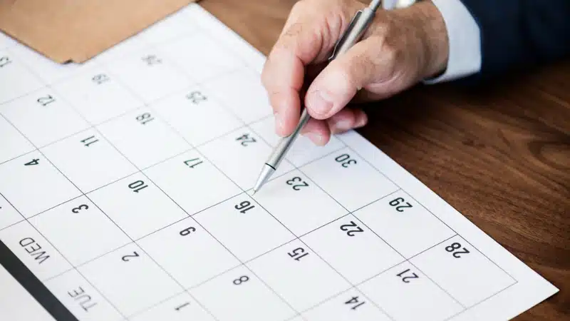 Employeur calculant les droits à congés payés sur un calendrier - Rawpixel - Freepik