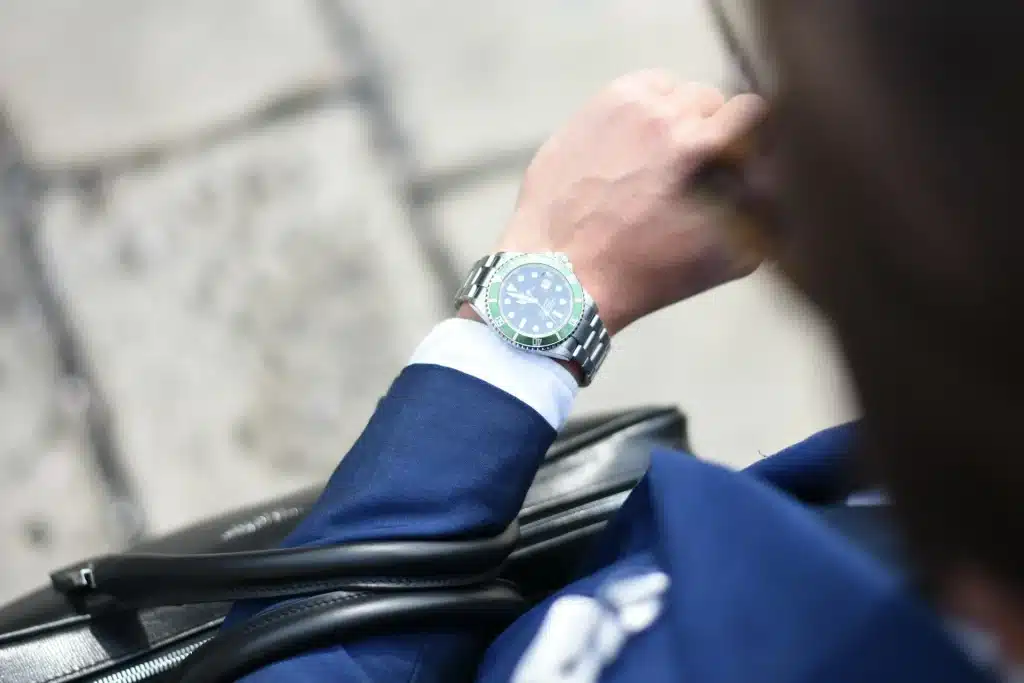 homme montre au poignet