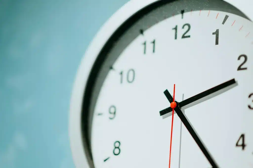 horloge sur fond bleu