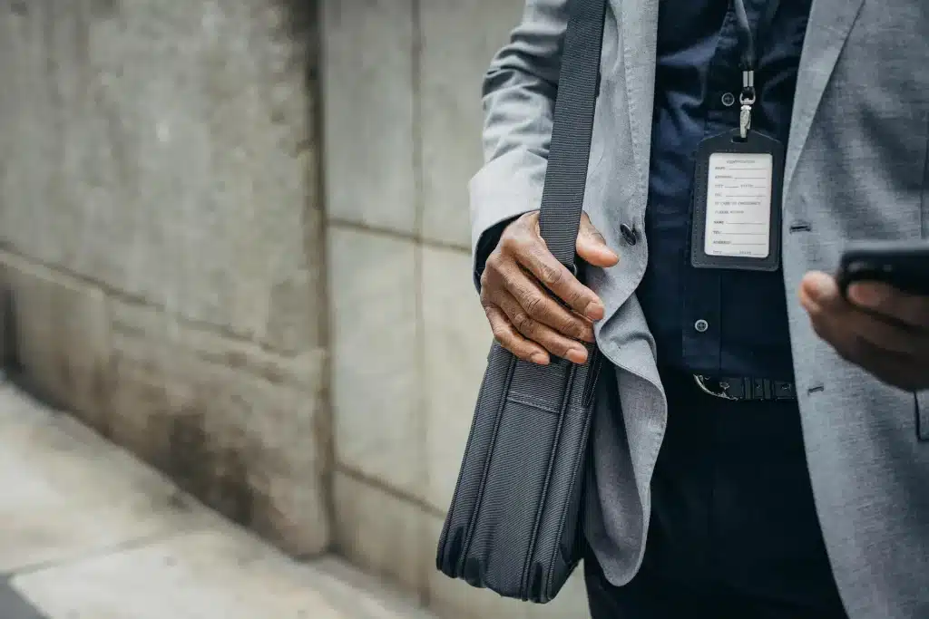 Homme en gris