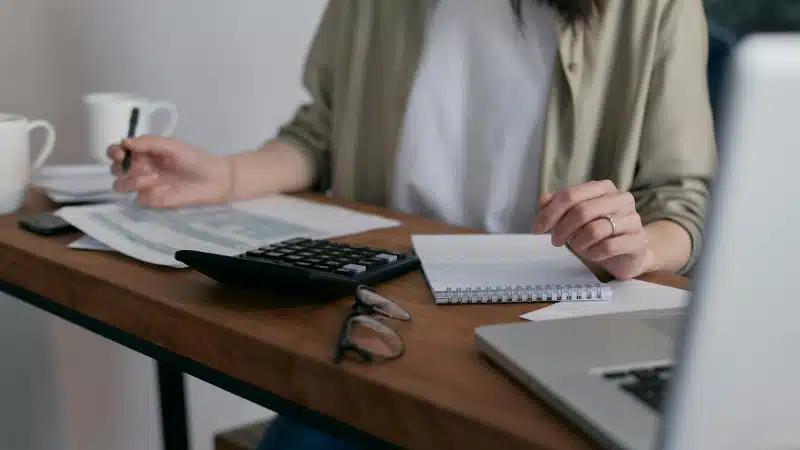 femme bureau - Mikhail Nilov - Pexels