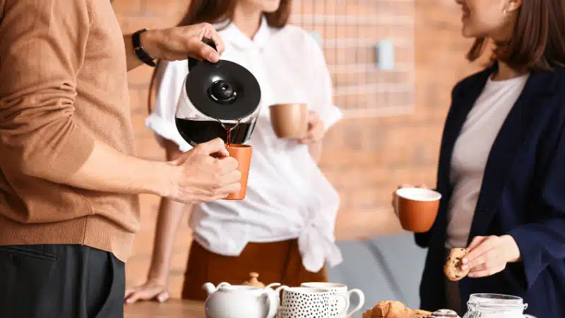 Collègues buvant le café - Pixel-Shot - Adobestock