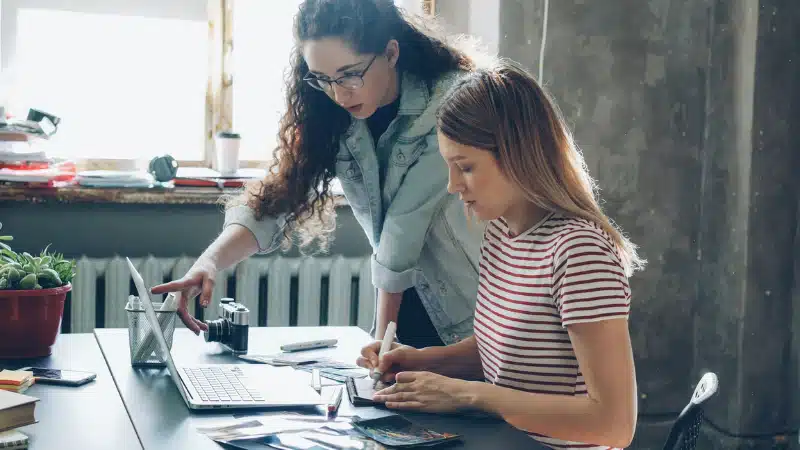 deux-femmes-travaillent-ensemble-Vitaly-Gariev-Pexels